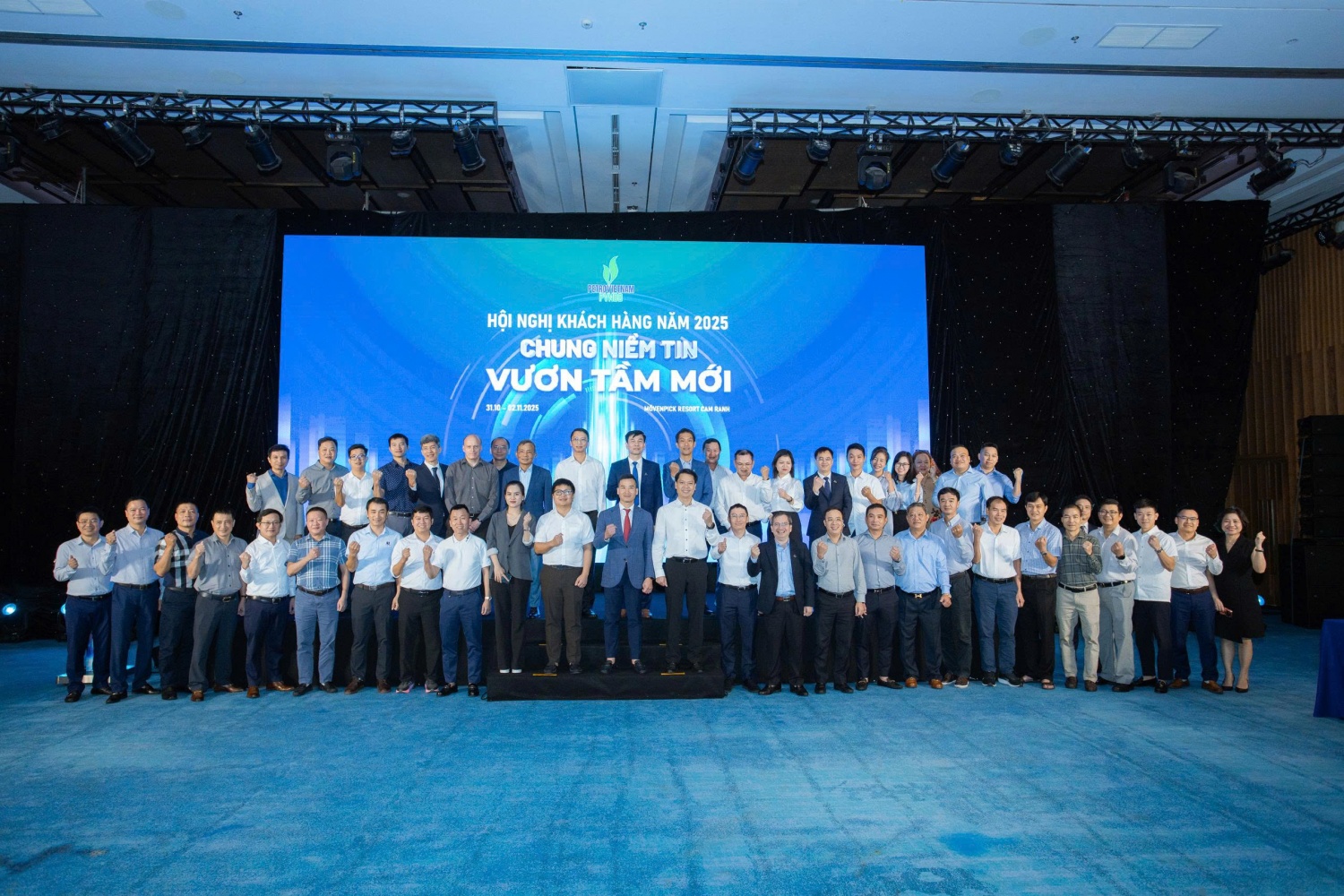 Các đại biểu khách mời, đối tác của PVNDB chụp ảnh lưu niệm tại Hội nghị Các đại biểu khách mời, đối tác của PVNDB chụp ảnh lưu niệm tại Hội nghị