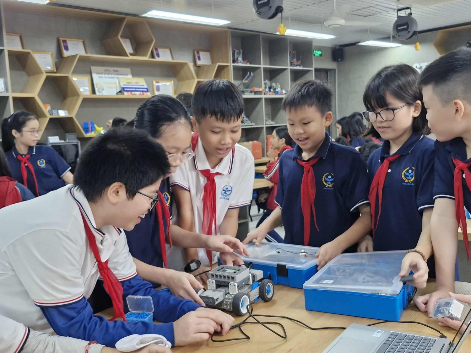 Hào hứng STEM Innovation Petrovietnam: Thắp sáng những “nguồn năng lượng tri thức” cho tương lai đất nước Hào hứng STEM Innovation Petrovietnam: Thắp sáng những “nguồn năng lượng tri thức” cho tương lai đất nước
