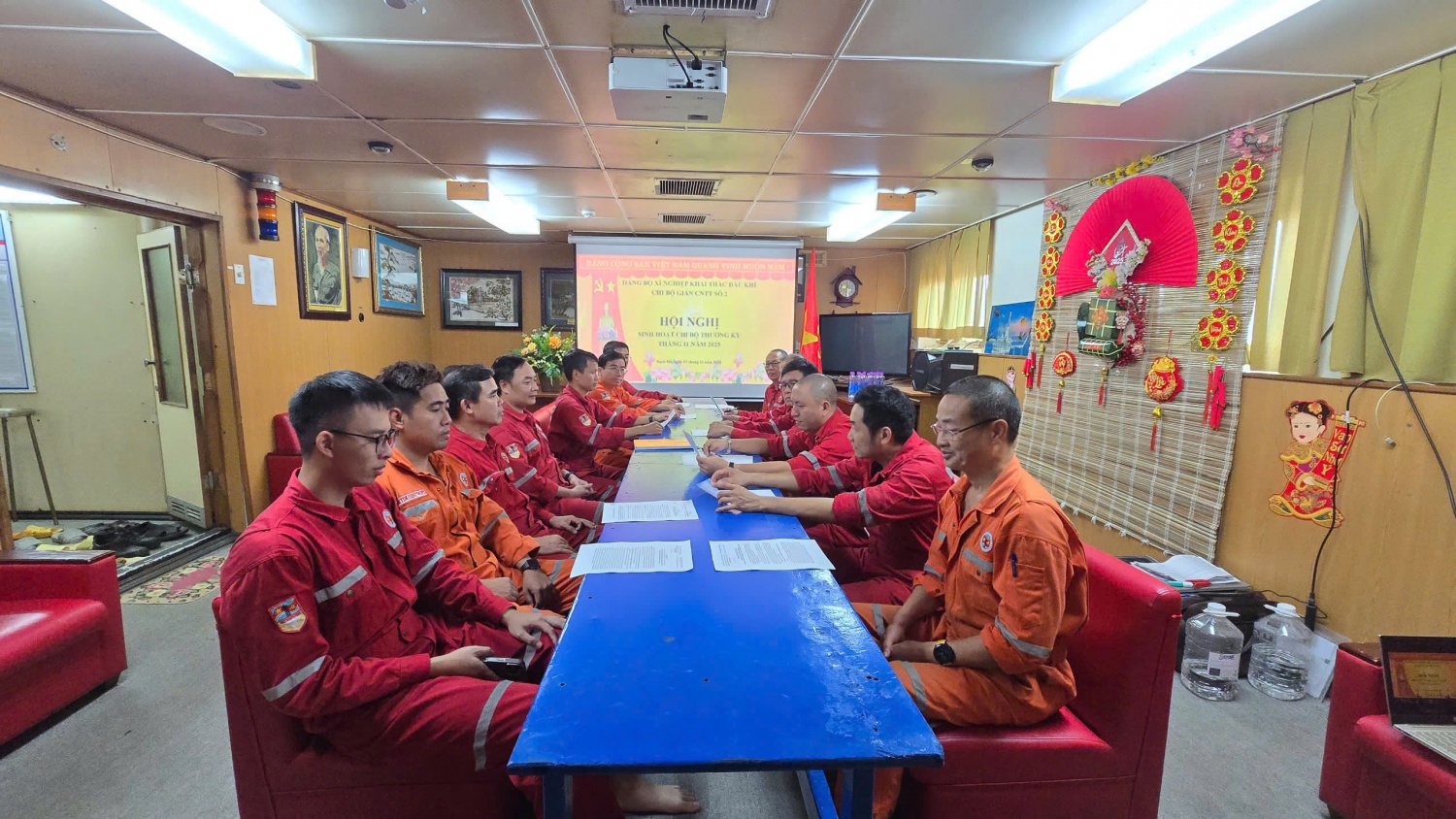 Chi bộ Giàn CNTT Số 2 thuộc Đảng bộ Xí nghiệp Khai thác Dầu khí tổ chức sinh hoạt chi bộ trên Giàn CNTT Só 2 Chi bộ Giàn CNTT Số 2 thuộc Đảng bộ Xí nghiệp Khai thác Dầu khí tổ chức sinh hoạt chi bộ trên Giàn CNTT Só 2