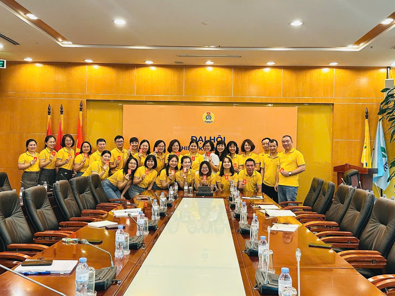 Sinh hoạt chi bộ tại PVcomBank tổ chức trao thẻ Đảng viên cho đảng viên mới Sinh hoạt chi bộ tại PVcomBank tổ chức trao thẻ Đảng viên cho đảng viên mới