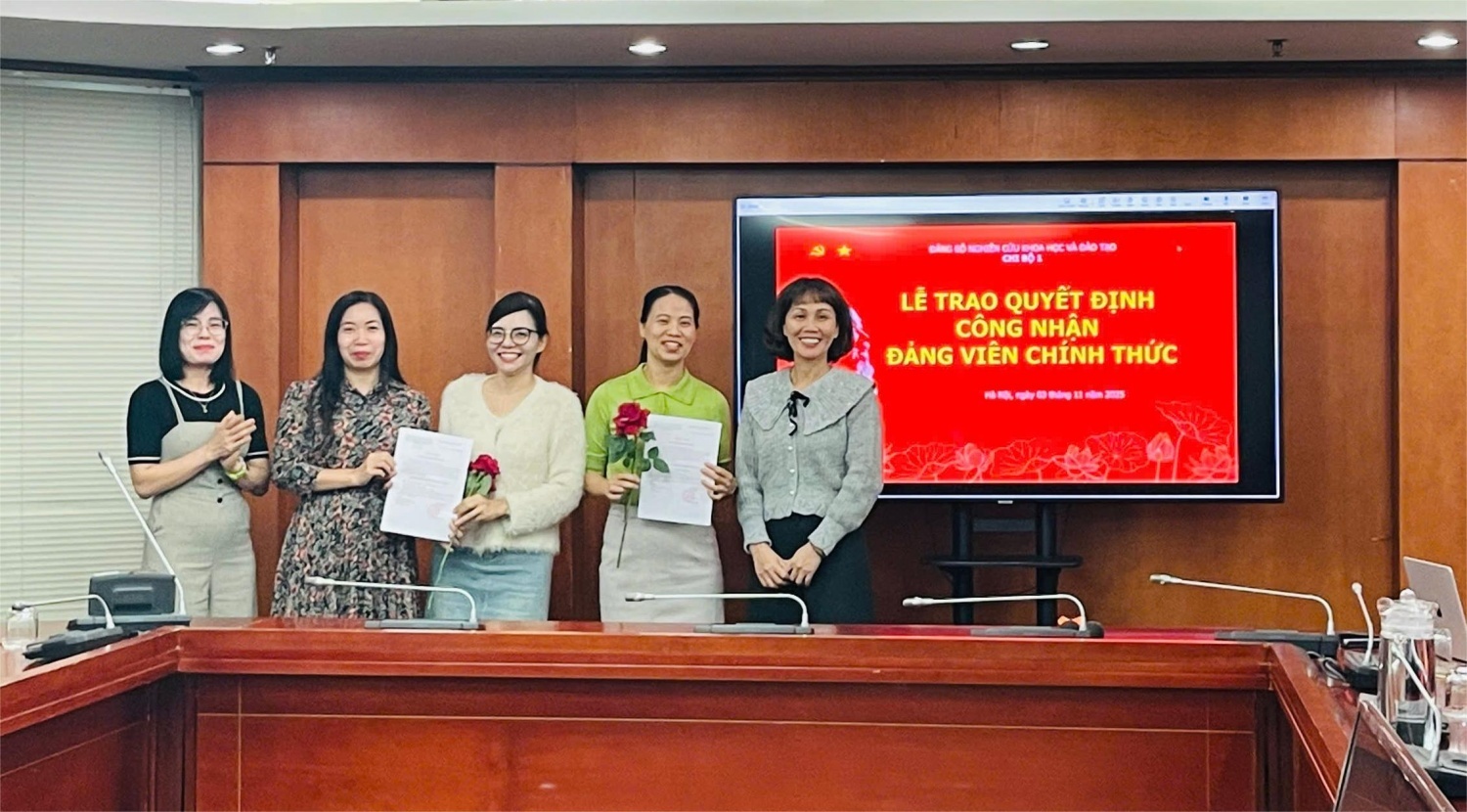 Chi ủy Chi bộ 1 thuộc Đảng bộ Nghiên cứu Khoa học và Đào tạo trao quyết định công nhận đảng viên chính thức cho đảng viên mới Chi ủy Chi bộ 1 thuộc Đảng bộ Nghiên cứu Khoa học và Đào tạo trao quyết định công nhận đảng viên chính thức cho đảng viên mới