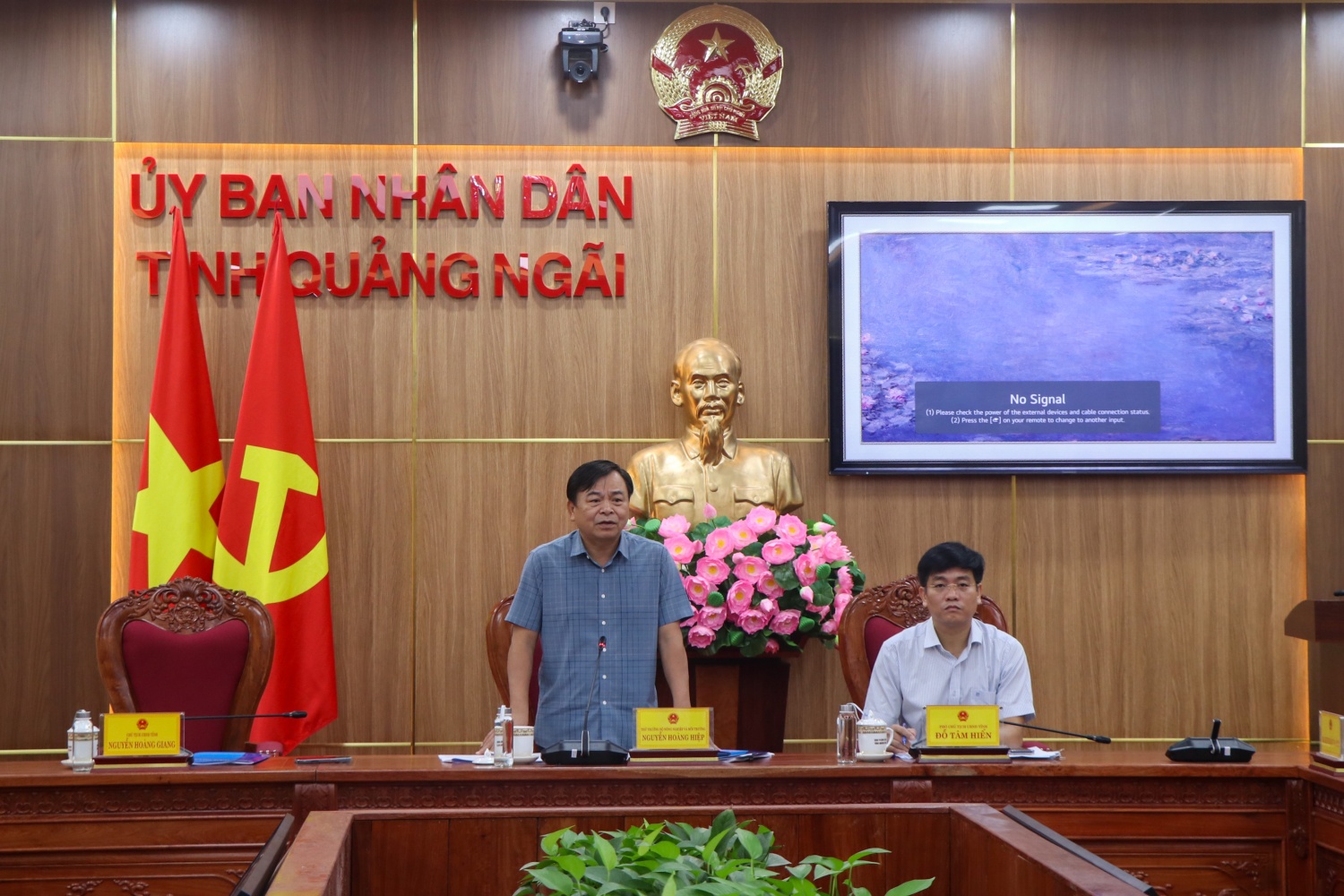 Thứ trưởng Bộ Nông nghiệp và Môi trường Nguyễn Hoàng Hiệp chỉ đạo các công tác ứng phó với bão số 13 tại tỉnh Quảng Ngãi. Thứ trưởng Bộ Nông nghiệp và Môi trường Nguyễn Hoàng Hiệp chỉ đạo các công tác ứng phó với bão số 13 tại tỉnh Quảng Ngãi.