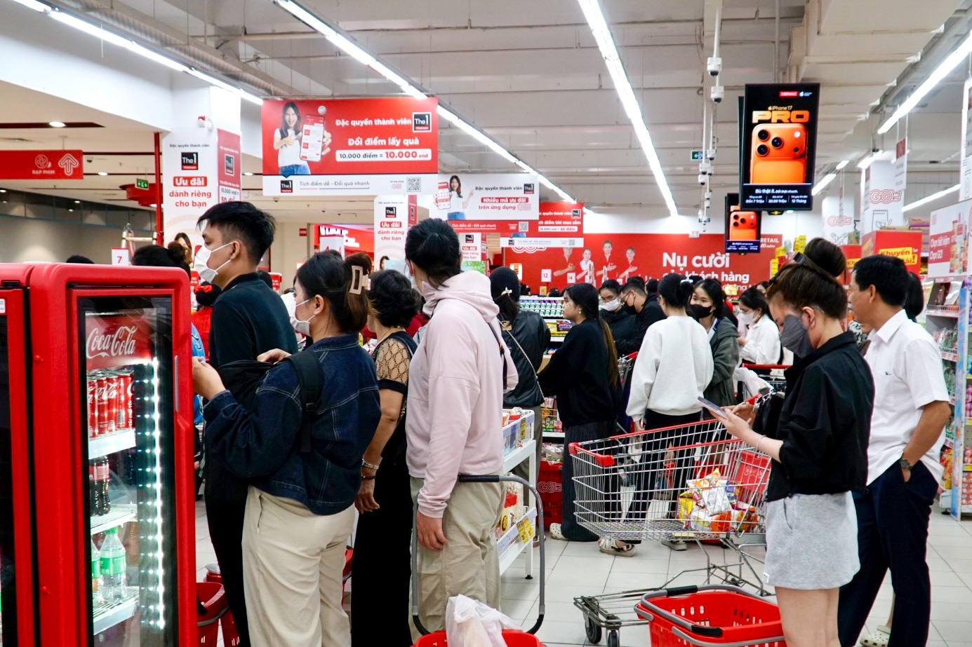 Hàng trăm người đã đến mua sắm, khiến nhiều mặt hàng nhanh chóng hết sạch. Hàng trăm người đã đến mua sắm, khiến nhiều mặt hàng nhanh chóng hết sạch.