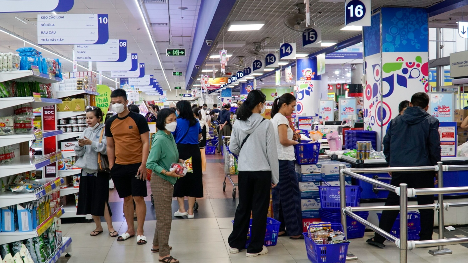 Đông đảo người dân tập trung về các Trung tâm thương mại để mua sắm đồ đạc, lương thực tích trữ để phòng chống bão số 13. Đông đảo người dân tập trung về các Trung tâm thương mại để mua sắm đồ đạc, lương thực tích trữ để phòng chống bão số 13.