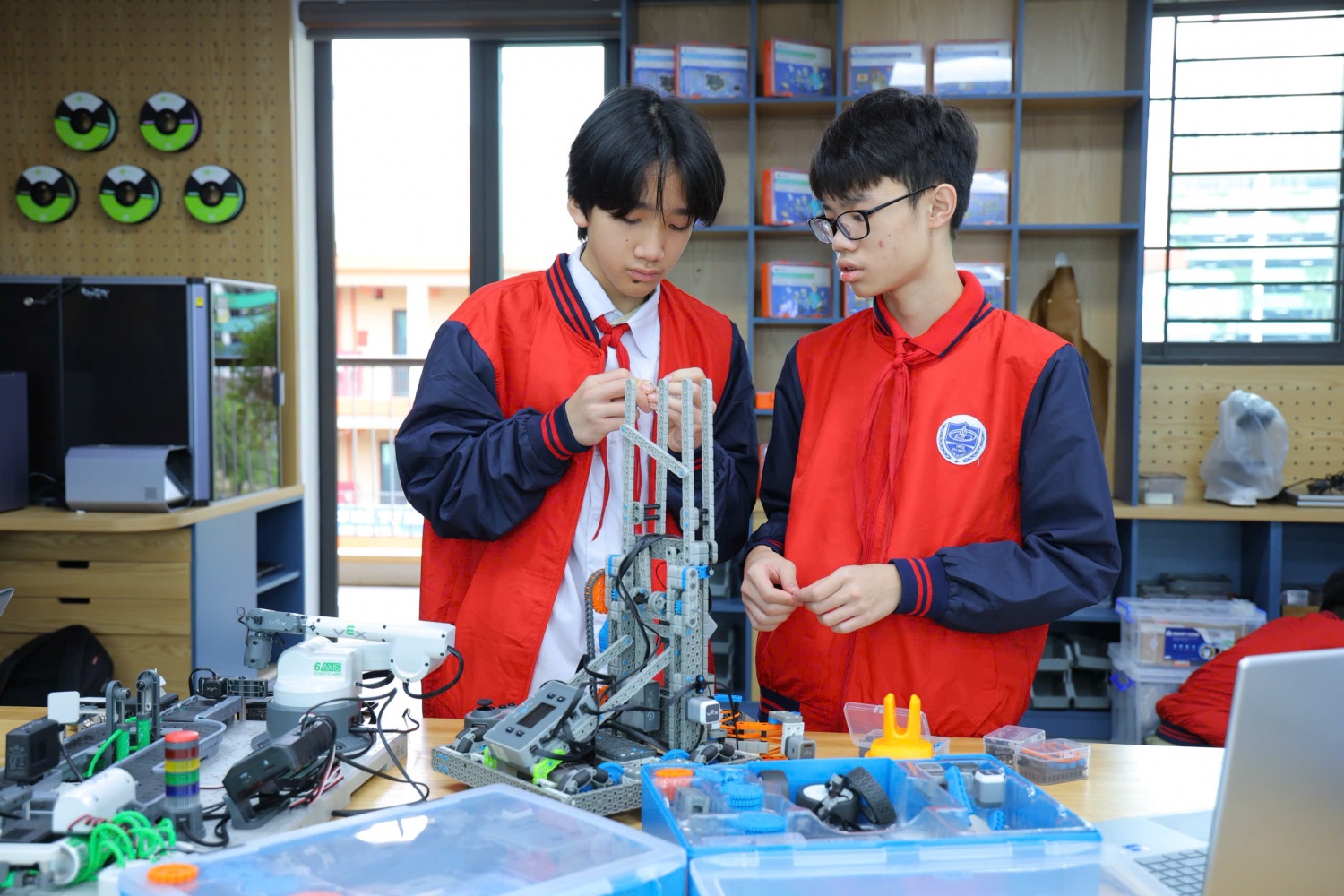 Phòng học STEM tại THCS Tây Mỗ 3 – “sức nóng” lan tỏa chỉ sau hơn một tháng hoạt động Phòng học STEM tại THCS Tây Mỗ 3 – “sức nóng” lan tỏa chỉ sau hơn một tháng hoạt động