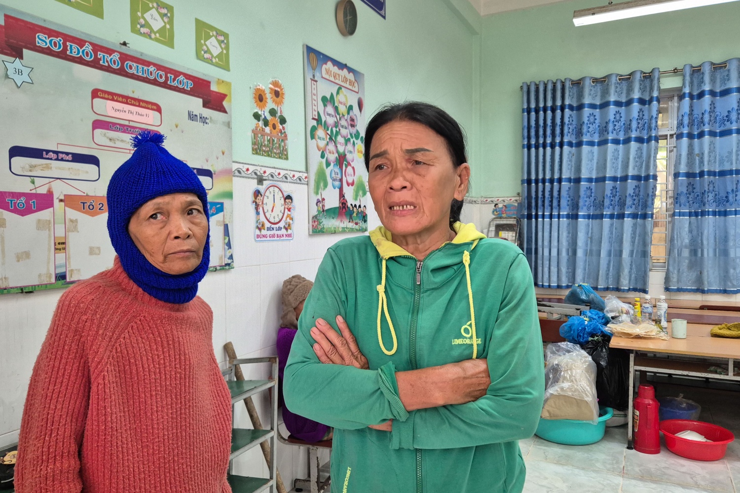 Bà Lê Thị Cận - thôn Phổ An, xã An Phú (bên phải) đã di chuyển đến nơi tránh trú an toàn. Bà Lê Thị Cận - thôn Phổ An, xã An Phú (bên phải) đã di chuyển đến nơi tránh trú an toàn.