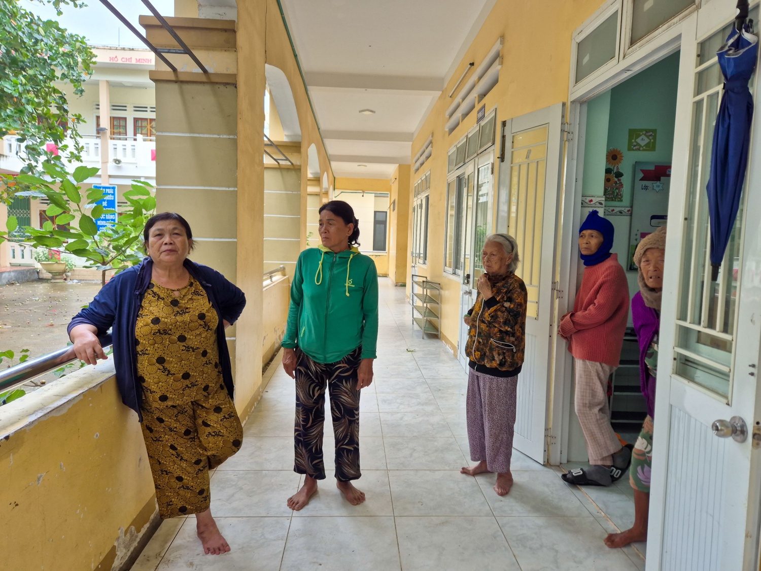 Người dân tại nhiều nơi đã được chính quyền địa phương vận động đến nơi an toàn để tránh ảnh hưởng của bão số 13. Người dân tại nhiều nơi đã được chính quyền địa phương vận động đến nơi an toàn để tránh ảnh hưởng của bão số 13.