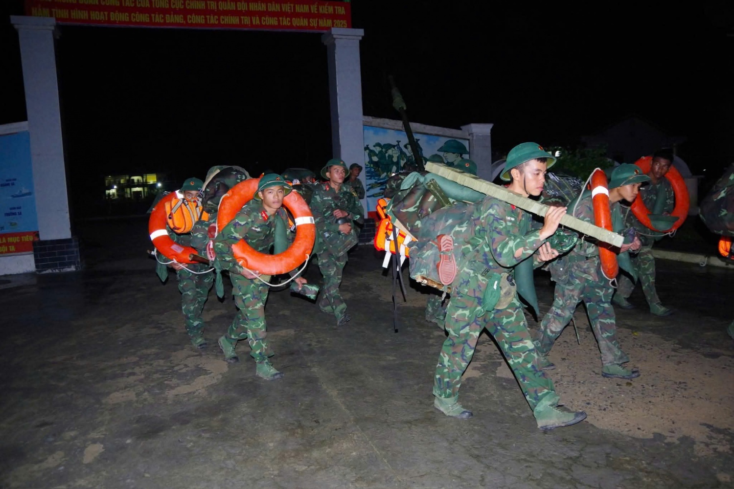 Các cán bộ, chiến sĩ Sư Đoàn 2 lên đường đến nơi hỗ trợ người dân trước những ảnh hưởng của bão số 13. Các cán bộ, chiến sĩ Sư Đoàn 2 lên đường đến nơi hỗ trợ người dân trước những ảnh hưởng của bão số 13.