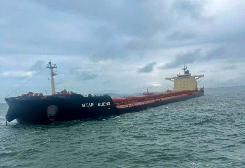 Tàu Star Bueno đang mắc kẹt tại biển Dung Quất. Tàu Star Bueno đang mắc kẹt tại biển Dung Quất.