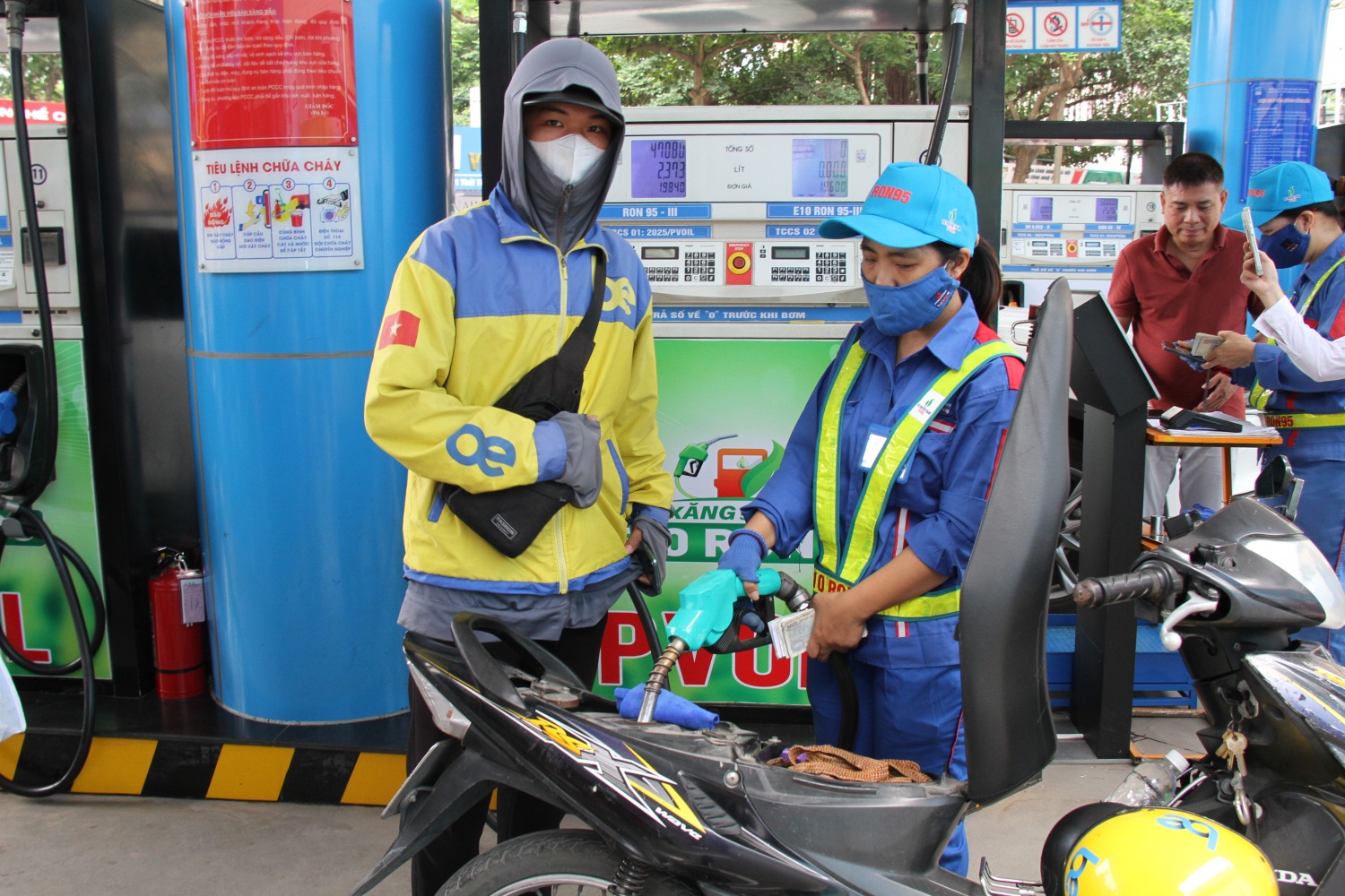 Giá xăng dầu điều chỉnh trái chiều từ 15h ngày 6/11 Giá xăng dầu điều chỉnh trái chiều từ 15h ngày 6/11