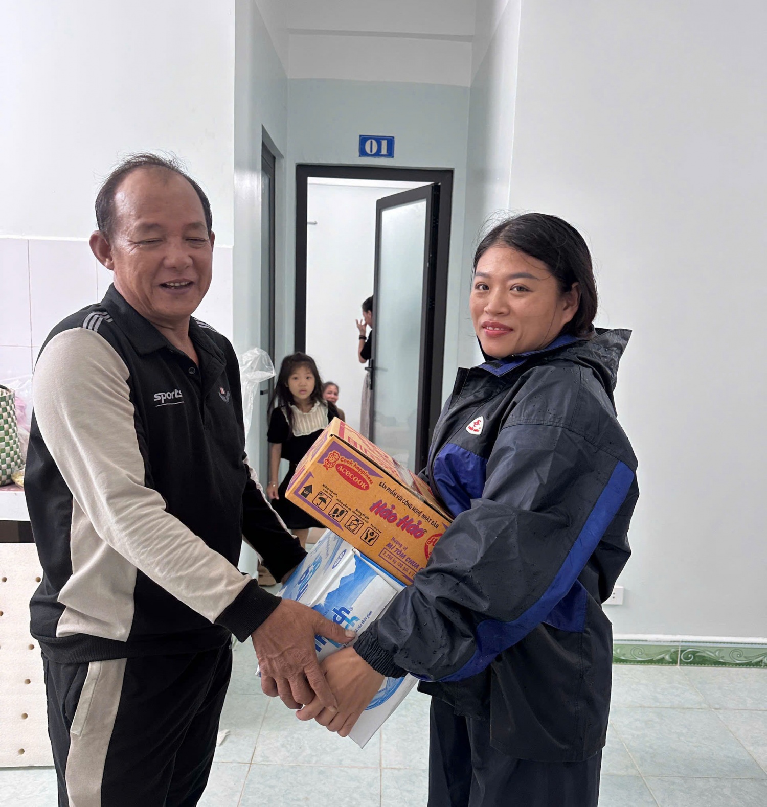 BSR và PVSM tổ chức hỗ trợ hàng trăm người dân tránh trú an toàn trước bão số 13 BSR và PVSM tổ chức hỗ trợ hàng trăm người dân tránh trú an toàn trước bão số 13