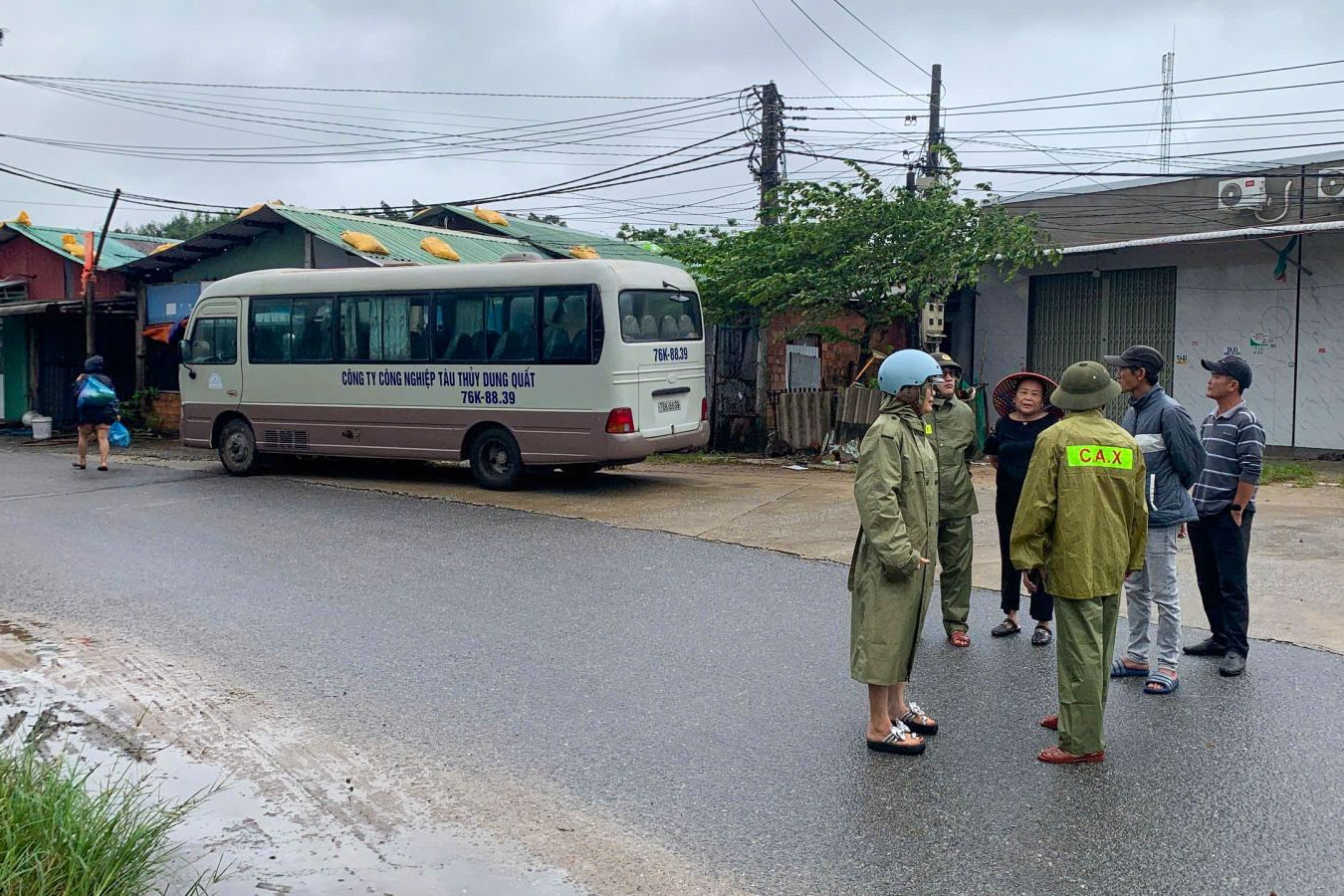 BSR và PVSM tổ chức hỗ trợ hàng trăm người dân tránh trú an toàn trước bão số 13 BSR và PVSM tổ chức hỗ trợ hàng trăm người dân tránh trú an toàn trước bão số 13