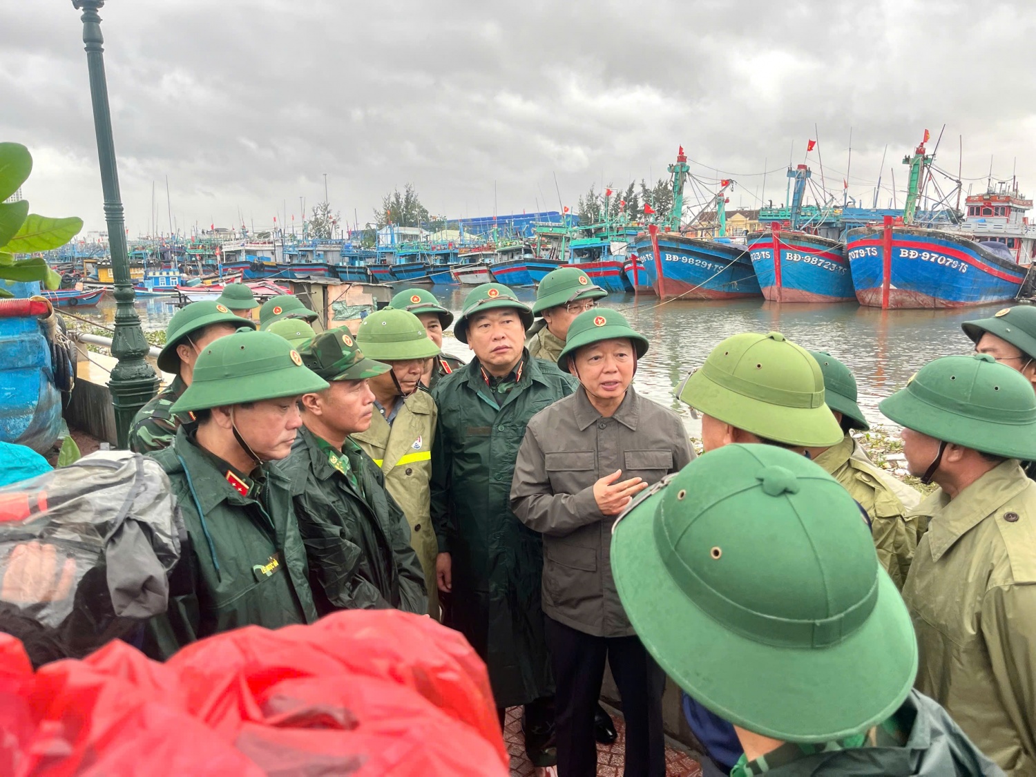 Phó Thủ tướng Trần Hồng Hà đi kiểm tra công tác phòng chống, ứng phó bão số 13.