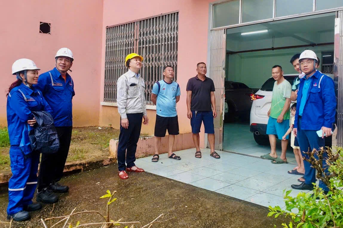 BSR và PVSM tổ chức hỗ trợ hàng trăm người dân tránh trú trước bão số 13 BSR và PVSM tổ chức hỗ trợ hàng trăm người dân tránh trú trước bão số 13