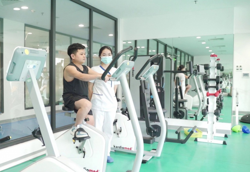 “Cậu bé” 32 tuổi trở thành đàn ông thực thụ và cao thêm 7 cm sau khi điều trị tại Vinmec