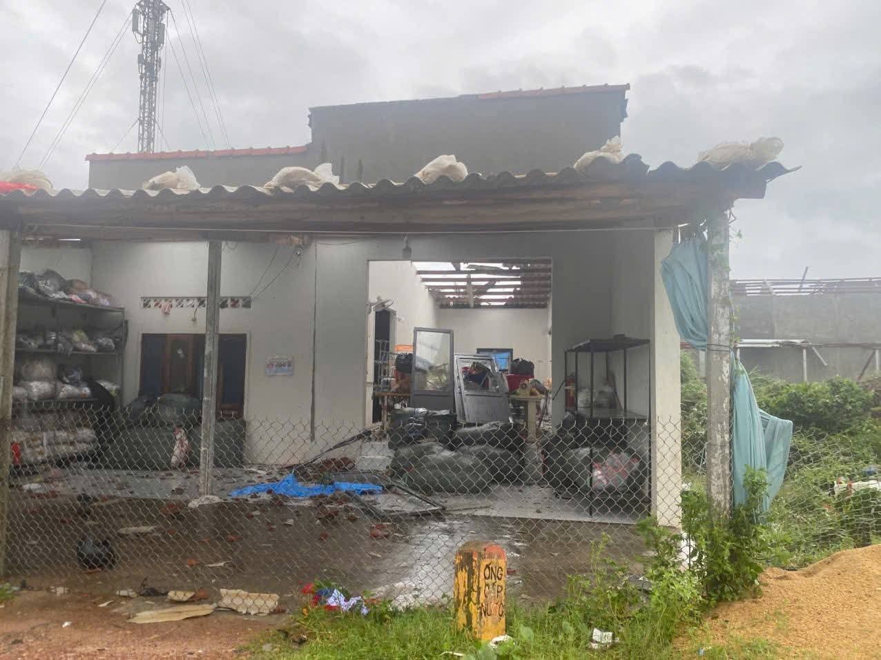 Bão số 13 gây sập nhà, tốc mái, người dân được ứng cứu kịp thời Bão số 13 gây sập nhà, tốc mái, người dân được ứng cứu kịp thời