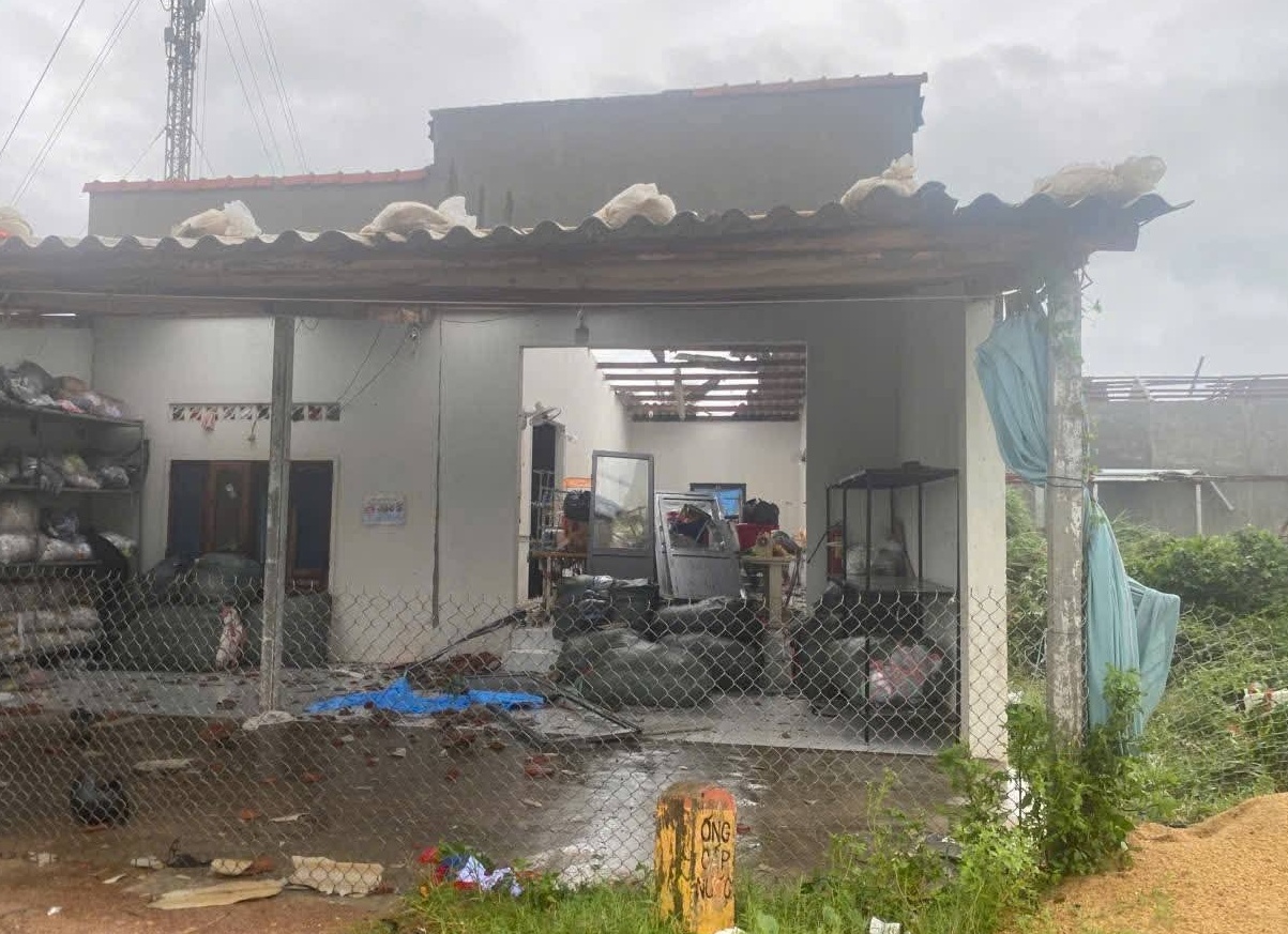 Bão số 13 gây sập nhà, tốc mái, người dân được ứng cứu kịp thời