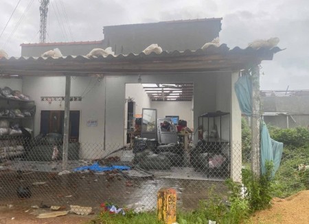 Bão số 13 gây sập nhà, tốc mái, người dân được ứng cứu kịp thời