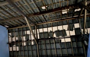 Bão số 13 gây sập nhà, tốc mái, người dân được ứng cứu kịp thời