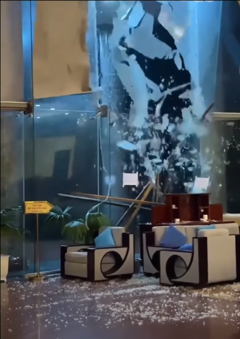 Bão số 13 gây sập nhà, tốc mái, người dân được ứng cứu kịp thời Bão số 13 gây sập nhà, tốc mái, người dân được ứng cứu kịp thời