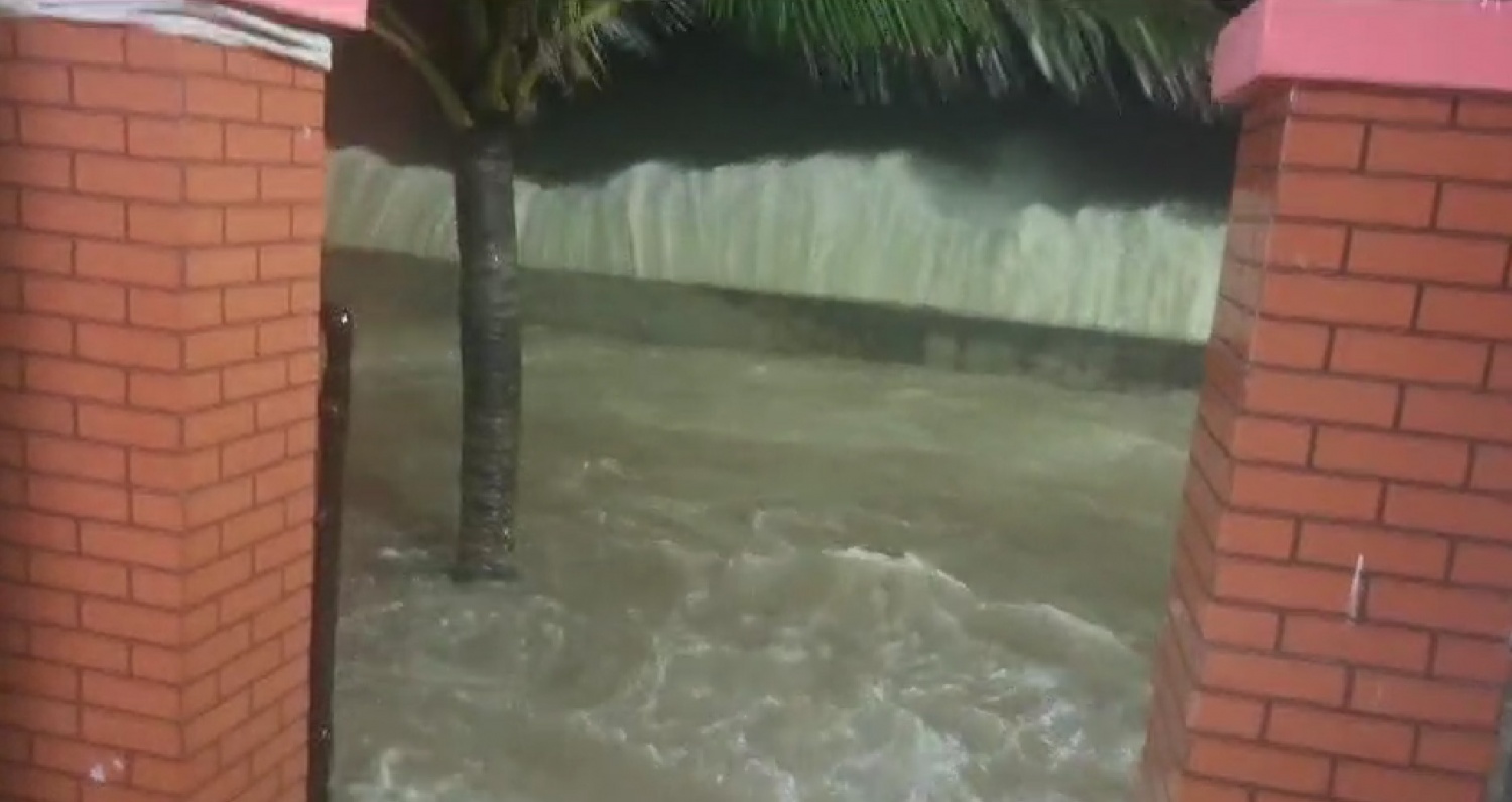 Bão số 13 gây sập nhà, tốc mái, người dân được ứng cứu kịp thời Bão số 13 gây sập nhà, tốc mái, người dân được ứng cứu kịp thời