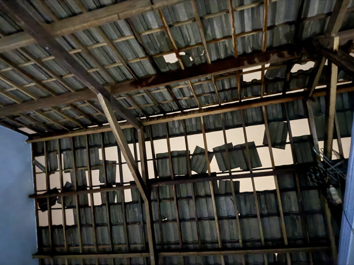 Bão số 13 gây sập nhà, tốc mái, người dân được ứng cứu kịp thời Bão số 13 gây sập nhà, tốc mái, người dân được ứng cứu kịp thời