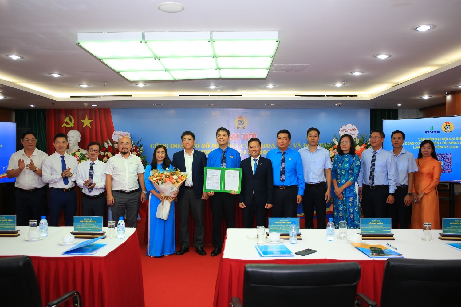 Ban Chấp hành Công đoàn NCKH & ĐT nhiệm kỳ 2025-2030 ra mắt Đại hội. Ban Chấp hành Công đoàn NCKH & ĐT nhiệm kỳ 2025-2030 ra mắt Đại hội.