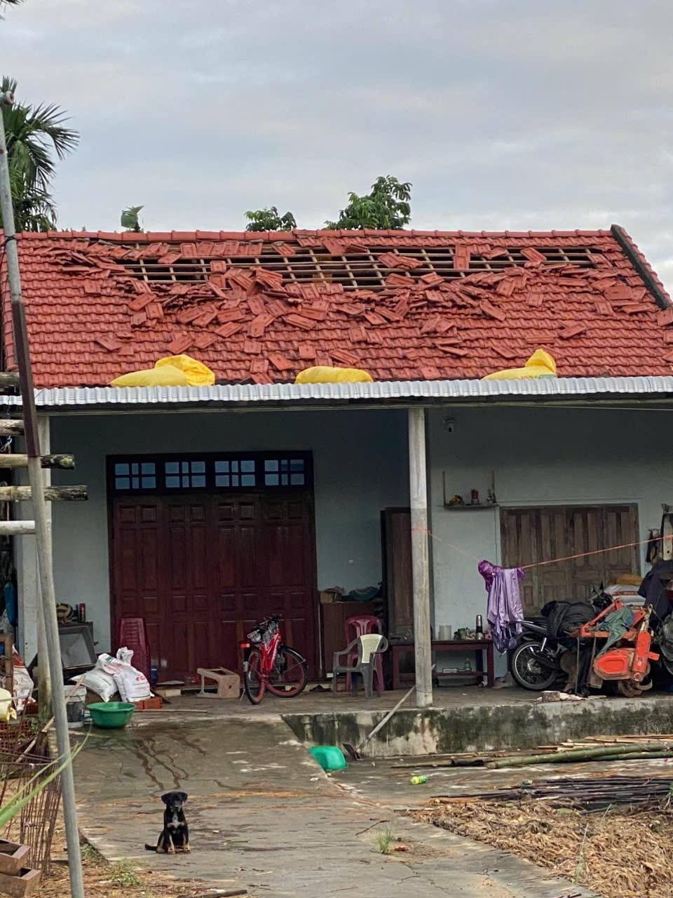 Lốc xoáy đã khiến nhà của người dân bị hư hại. Lốc xoáy đã khiến nhà của người dân bị hư hại.