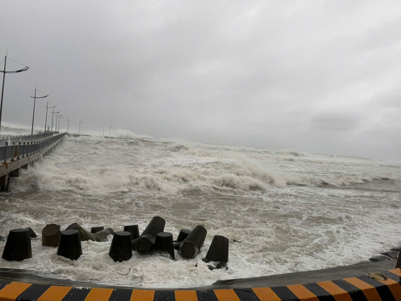 Quảng Ngãi: 6 người mất tích và bị thương, hàng chục ngôi nhà tốc mái sau bão số 13 Quảng Ngãi: 6 người mất tích và bị thương, hàng chục ngôi nhà tốc mái sau bão số 13