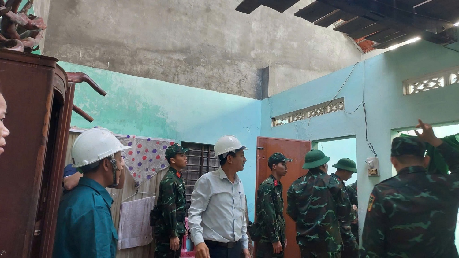 Lực lượng chức năng hỗ trợ người dân khắc phục thiệt hại. Lực lượng chức năng hỗ trợ người dân khắc phục thiệt hại.