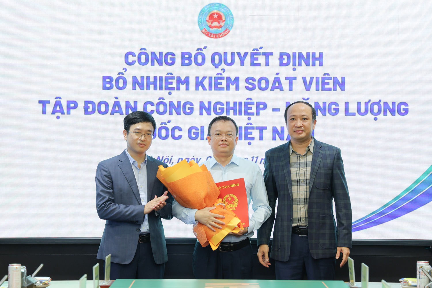Công bố quyết định bổ nhiệm Kiểm soát viên Tập đoàn Công nghiệp - Năng lượng Quốc gia Việt Nam Bộ Tài chính công bố và trao quyết định bổ nhiệm Kiểm soát viên Petrovietnam