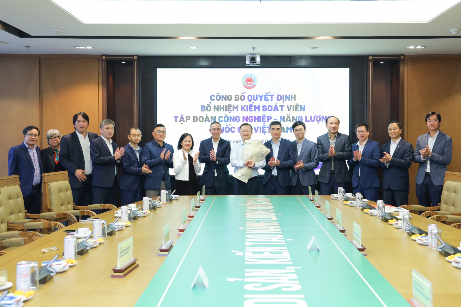 Công bố quyết định bổ nhiệm Kiểm soát viên Tập đoàn Công nghiệp - Năng lượng Quốc gia Việt Nam Bộ Tài chính công bố và trao quyết định bổ nhiệm Kiểm soát viên Petrovietnam