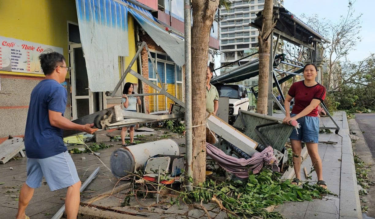 Người dân cố gắng khắc phục hư hỏng sau bão Người dân cố gắng khắc phục hư hỏng sau bão