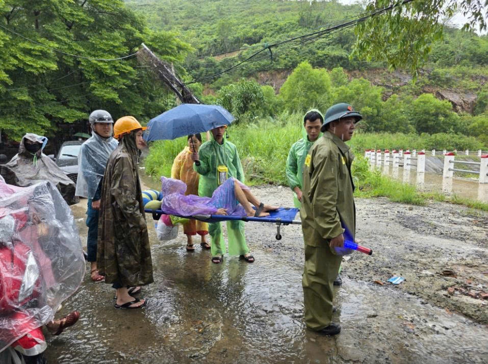 Lực lượng chức năng P.Nam Nha Trang hỗ trợ di tản người dân tại khu vực có nguy cơ sạt lở sau bão Lực lượng chức năng P.Nam Nha Trang hỗ trợ di tản người dân tại khu vực có nguy cơ sạt lở sau bão