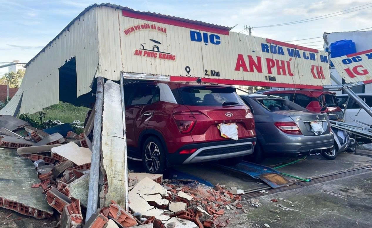 Tiệm gara và quán cà phê ở khu đô thị An Phú Thịnh, phường Quy Nhơn Đông bị gió quật sập, hư hỏng nhiều ôtô và xe máy. Tiệm gara và quán cà phê ở khu đô thị An Phú Thịnh, phường Quy Nhơn Đông bị gió quật sập, hư hỏng nhiều ôtô và xe máy.