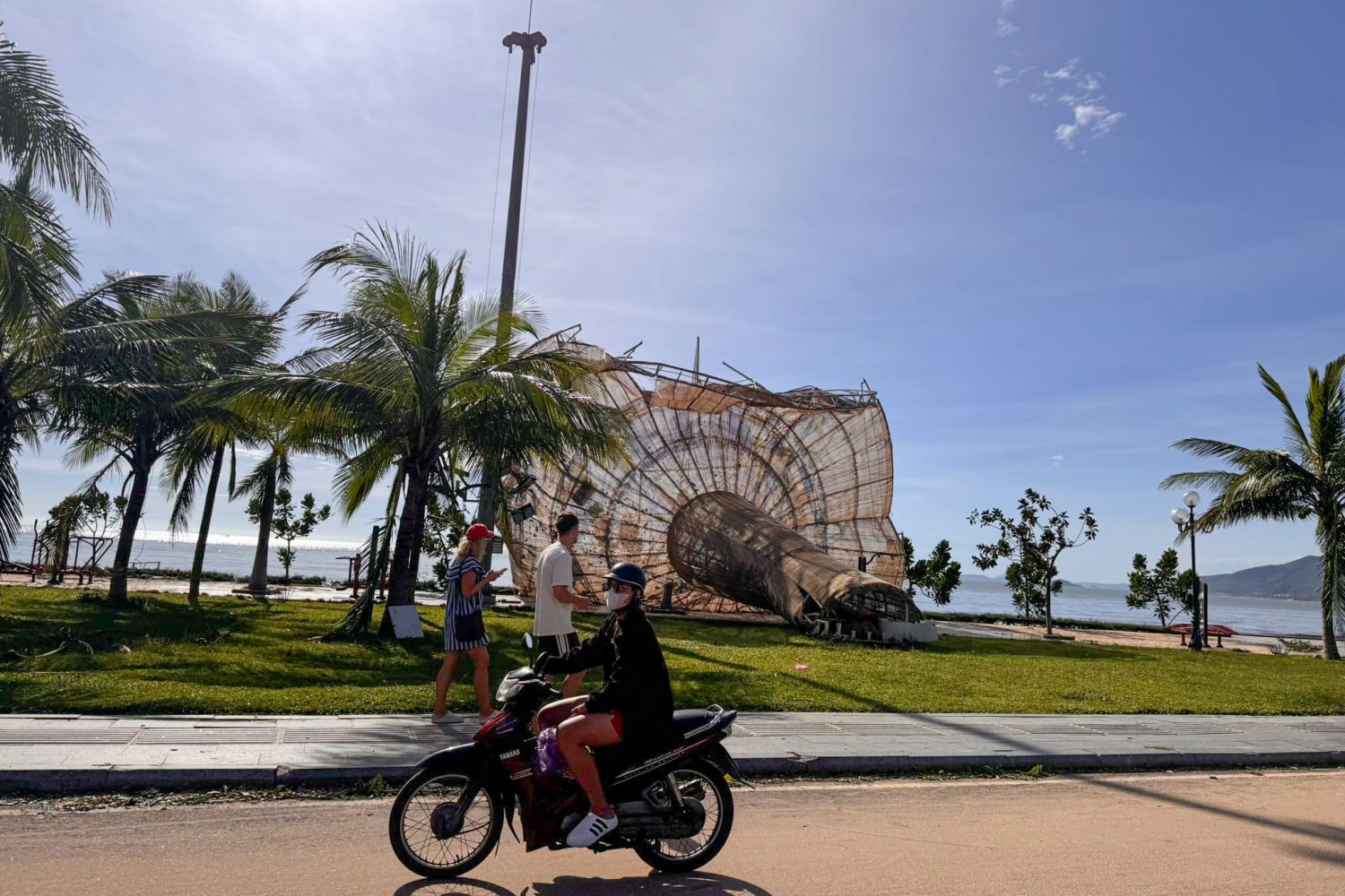 Gia Lai: Cây cối ngã rạp, nhà cửa - hàng quán xác sơ sau bão số 13 Gia Lai: Cây cối ngã rạp, nhà cửa - hàng quán xác sơ sau bão số 13