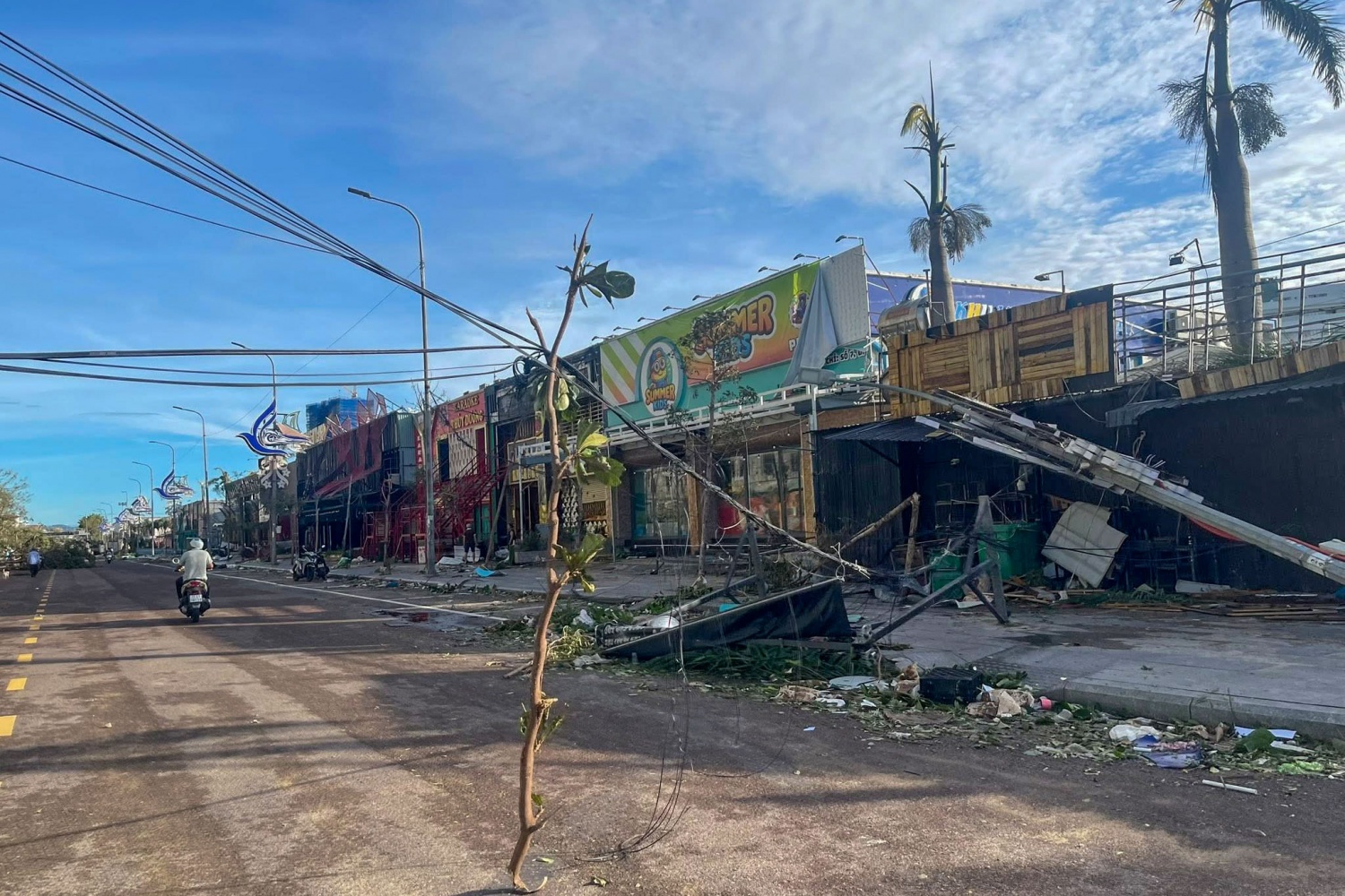 Gia Lai: Cây cối ngã rạp, nhà cửa - hàng quán xác sơ sau bão số 13 Gia Lai: Cây cối ngã rạp, nhà cửa - hàng quán xác sơ sau bão số 13