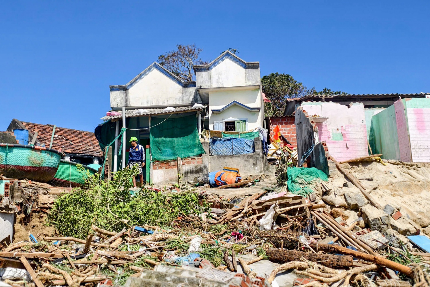 Gia Lai: Cây cối ngã rạp, nhà cửa - hàng quán xác sơ sau bão số 13 Gia Lai: Cây cối ngã rạp, nhà cửa - hàng quán xác sơ sau bão số 13