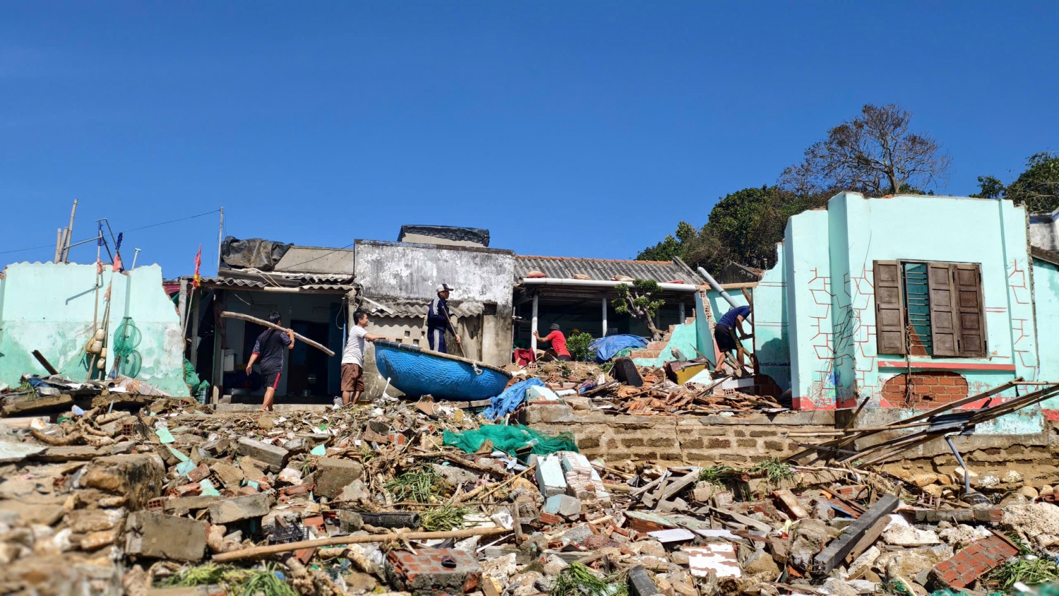 Gia Lai: Cây cối ngã rạp, nhà cửa - hàng quán xác sơ sau bão số 13