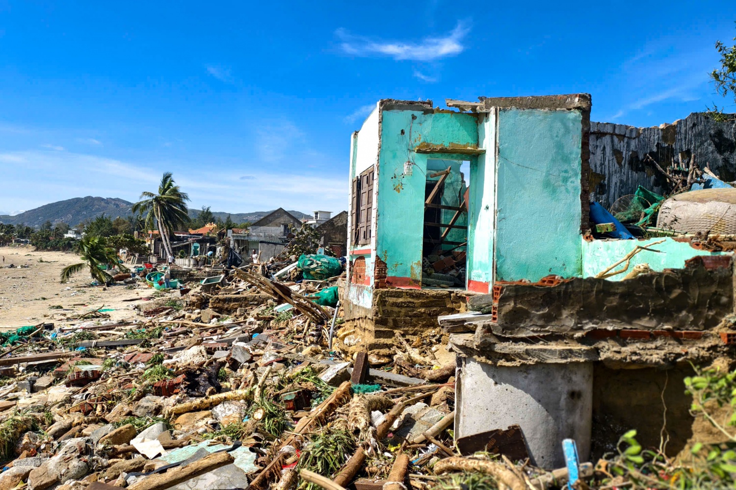 Gia Lai: Cây cối ngã rạp, nhà cửa - hàng quán xác sơ sau bão số 13 Gia Lai: Cây cối ngã rạp, nhà cửa - hàng quán xác sơ sau bão số 13