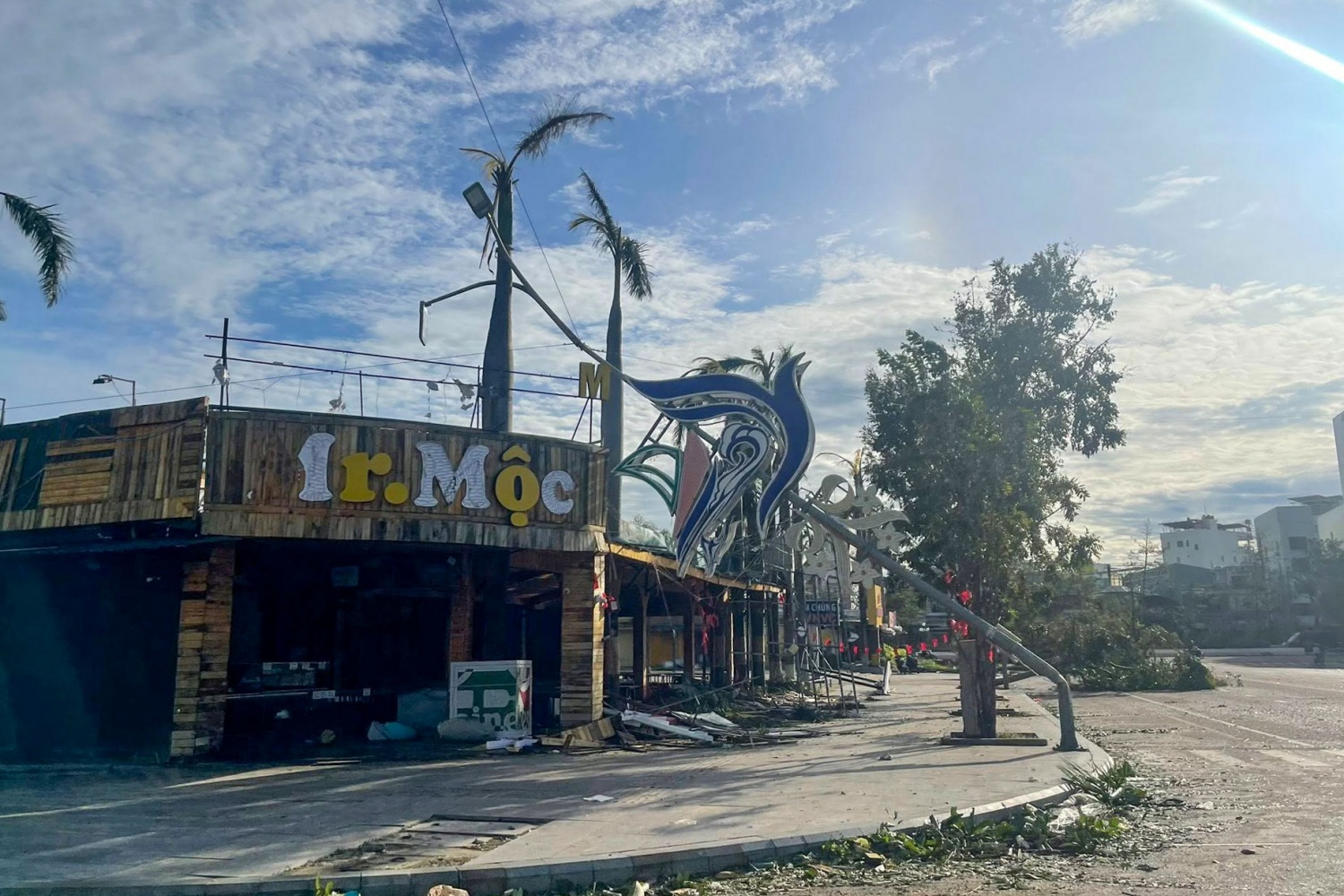 Gia Lai: Cây cối ngã rạp, nhà cửa - hàng quán xác sơ sau bão số 13 Gia Lai: Cây cối ngã rạp, nhà cửa - hàng quán xác sơ sau bão số 13