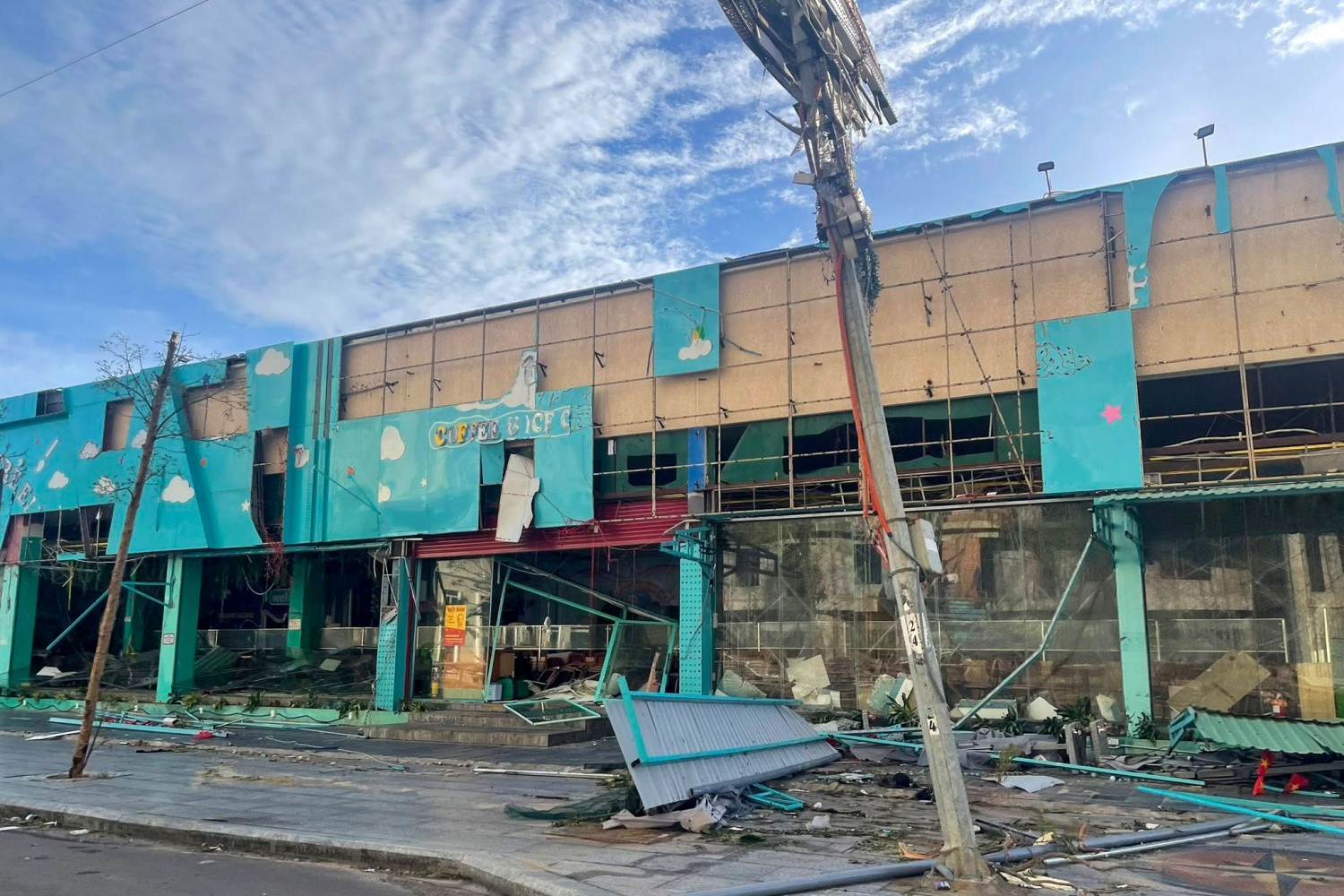 Gia Lai: Cây cối ngã rạp, nhà cửa - hàng quán xác sơ sau bão số 13 Gia Lai: Cây cối ngã rạp, nhà cửa - hàng quán xác sơ sau bão số 13