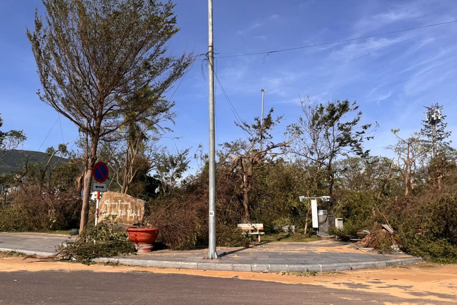 Gia Lai: Cây cối ngã rạp, nhà cửa - hàng quán xác sơ sau bão số 13 Gia Lai: Cây cối ngã rạp, nhà cửa - hàng quán xác sơ sau bão số 13