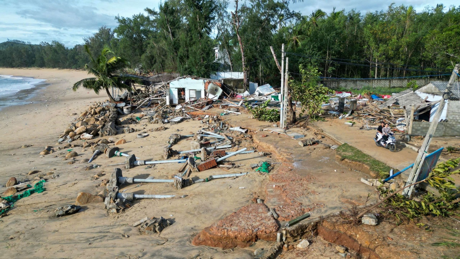 Quảng Ngãi: Bờ biển và nhà cửa tan hoang sau bão, người dân thất thần khi trở về nhà