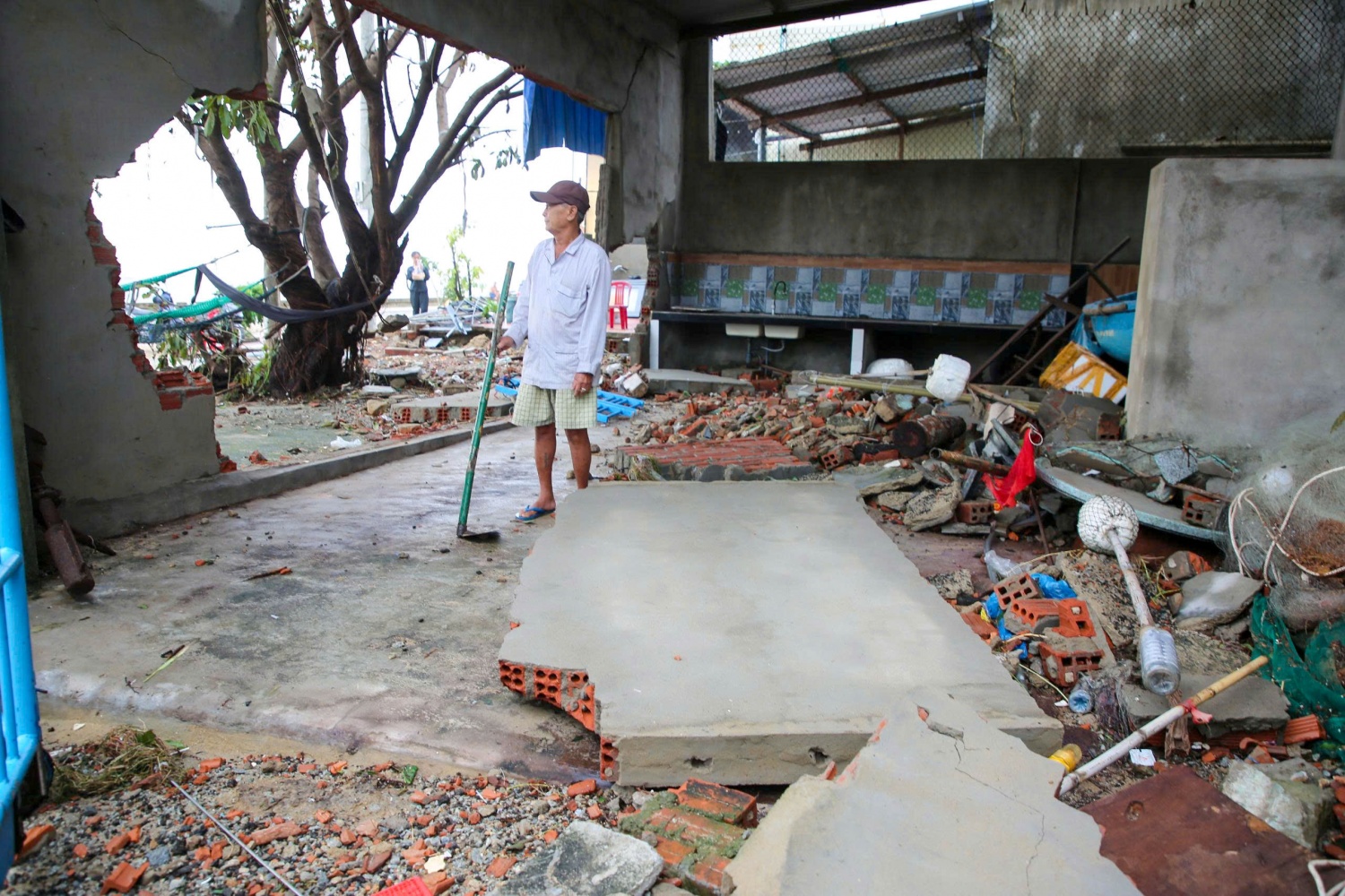 Quảng Ngãi: Bờ biển và nhà cửa tan hoang sau bão, người dân thất thần khi trở về nhà