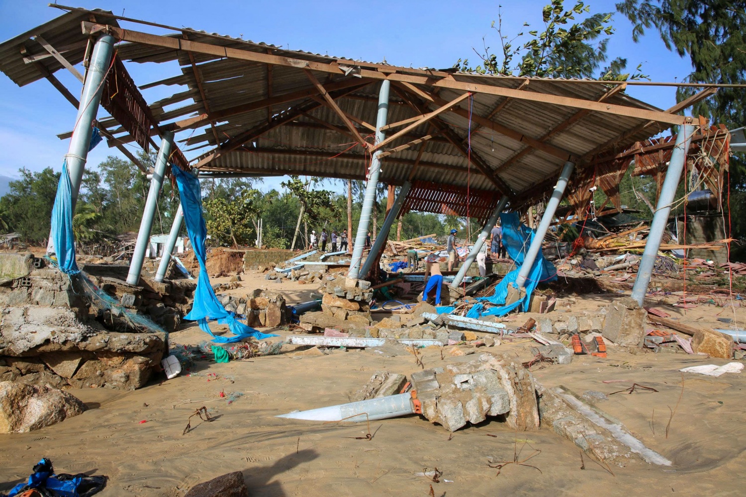 Quảng Ngãi: Bờ biển và nhà cửa tan hoang sau bão, người dân thất thần khi trở về nhà