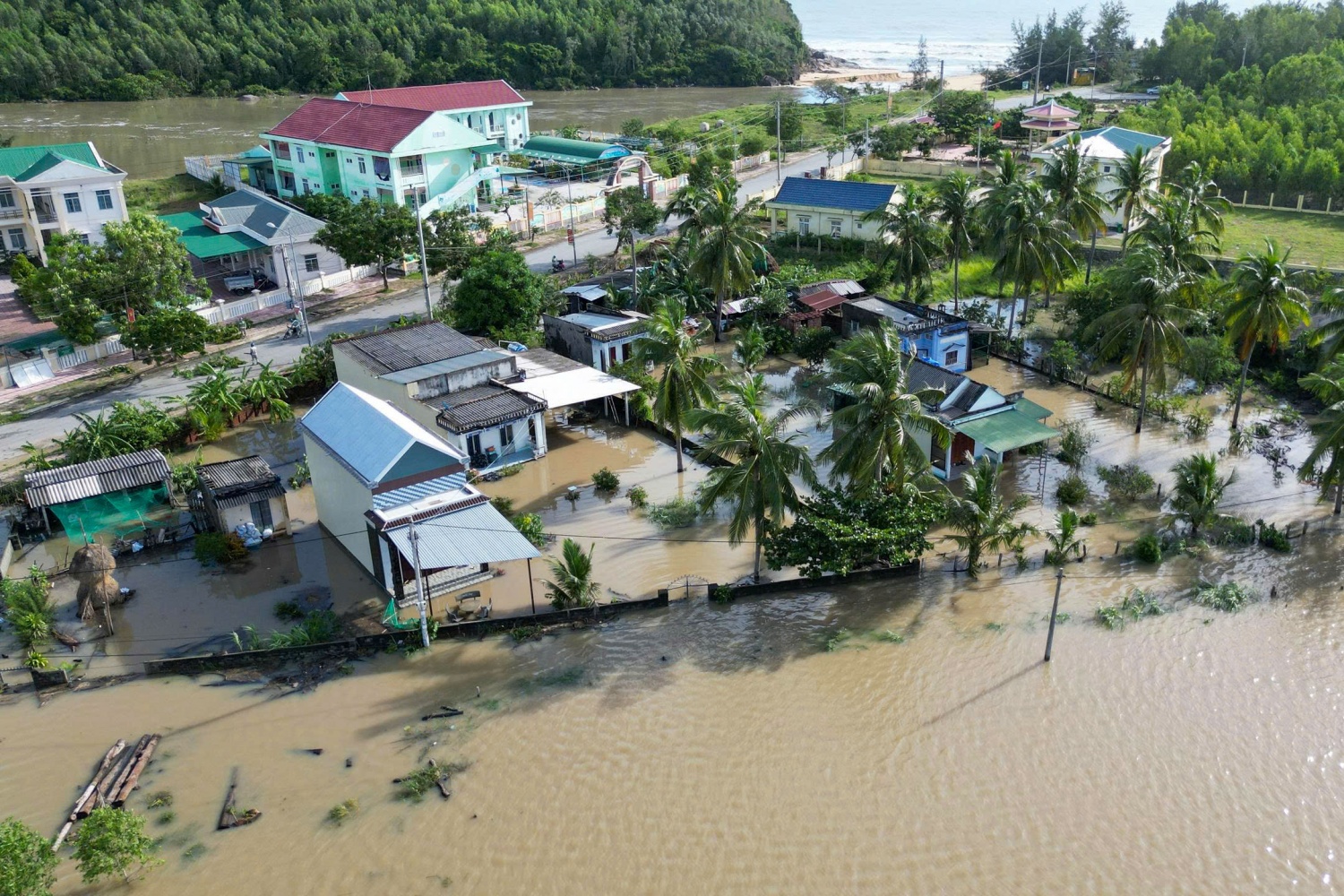 Quảng Ngãi: Bờ biển và nhà cửa tan hoang sau bão, người dân thất thần khi trở về nhà