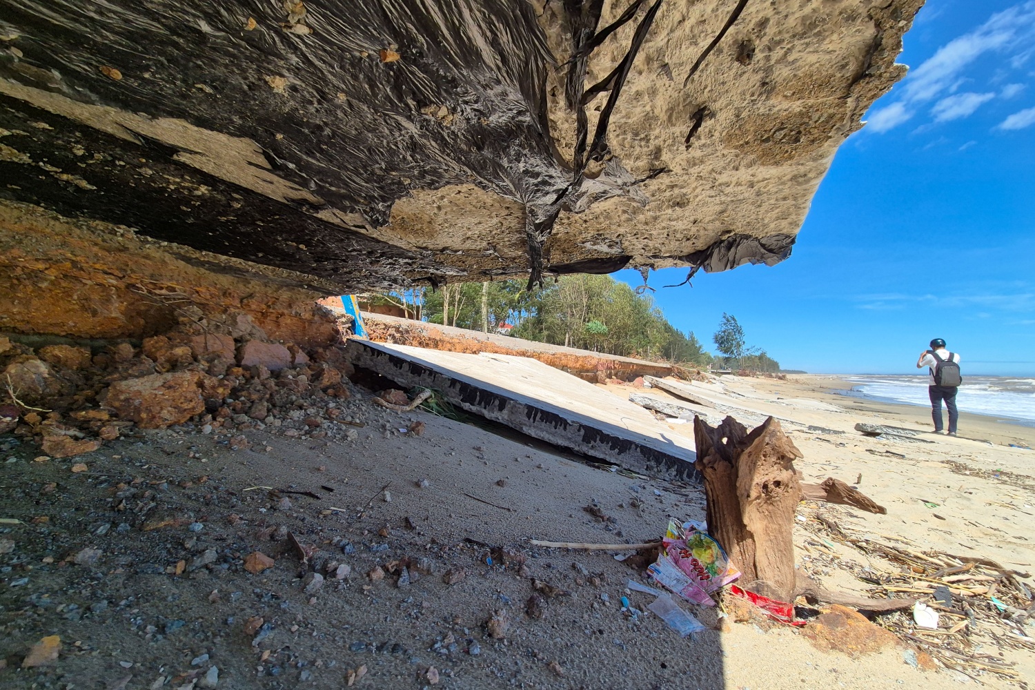 Quảng Ngãi: Bờ biển và nhà cửa tan hoang sau bão, người dân thất thần khi trở về nhà