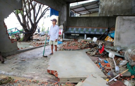 Quảng Ngãi: Người dân thất thần khi trở về nhà sau bão