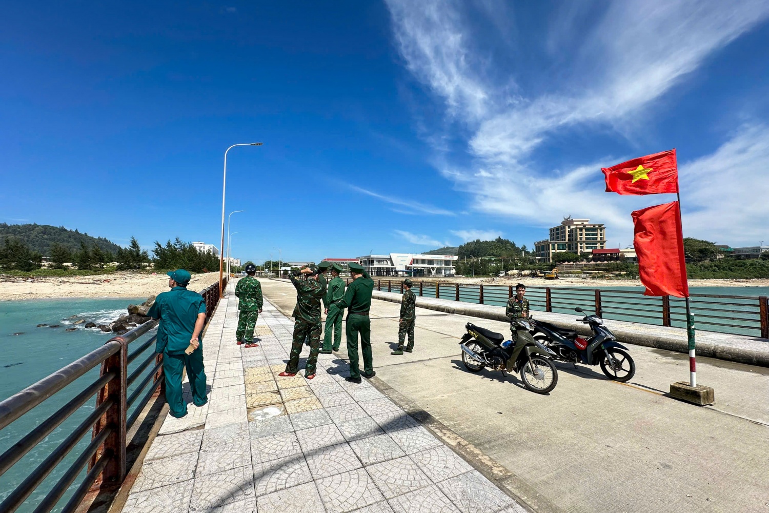 Lực lượng Sư đoàn Không quân 372 tổ chức tìm kiếm 3 người mất tích tại Đặc khu Lý Sơn. Lực lượng Sư đoàn Không quân 372 tổ chức tìm kiếm 3 người mất tích tại Đặc khu Lý Sơn.